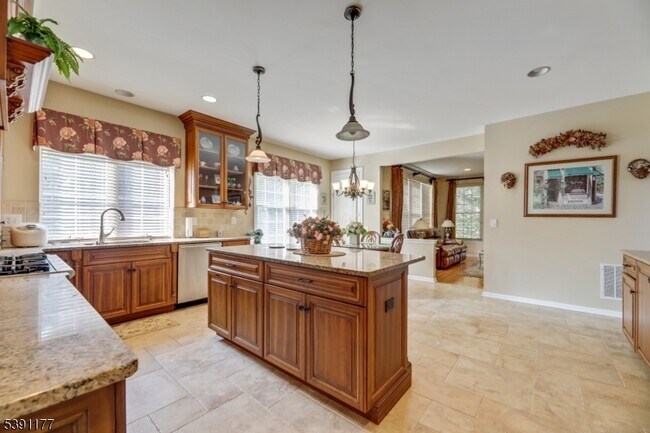 Building Photo - 2 Bedford Dr