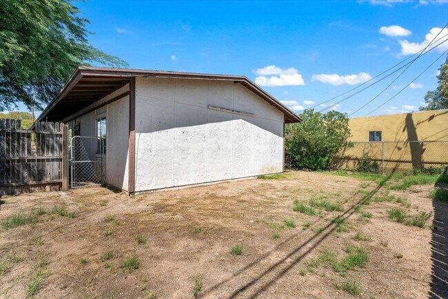 Building Photo - 3010 N Sparkman Blvd
