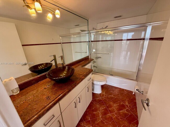 Building Photo - 900 Bay Dr