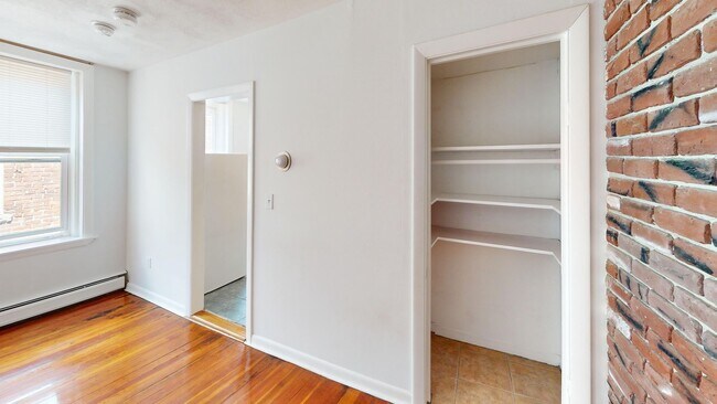Building Photo - Spacious 1-bed in desirable North End w He...