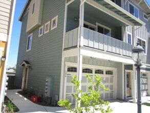Building Photo - Charming 3 Story Town Home for Rent