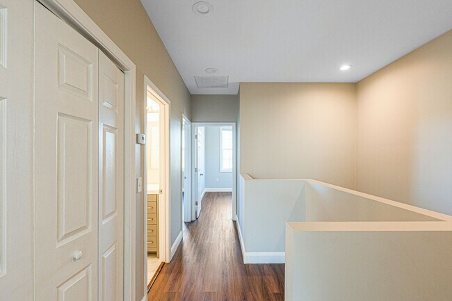 Building Photo - 445 Admiral St