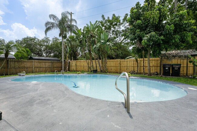 Building Photo - 718 Mendoza Dr