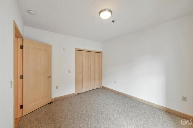 Building Photo - 368 Elm St