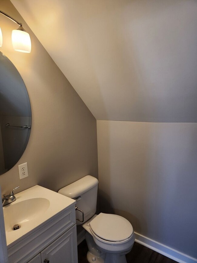 Building Photo - 3/2/1 Newly remodeled, near saddle creek, and med center