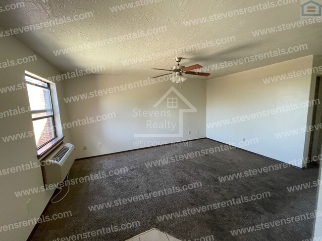 Building Photo - 1912 SW D Ave