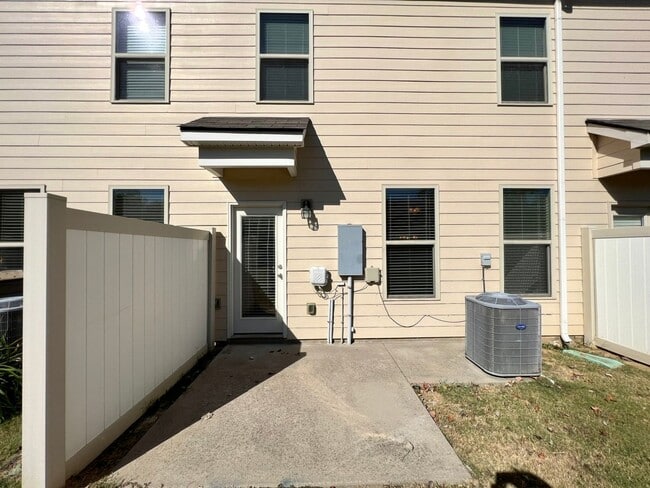 Building Photo - Upscale 3BR 2.5BA Townhome in Blackman!