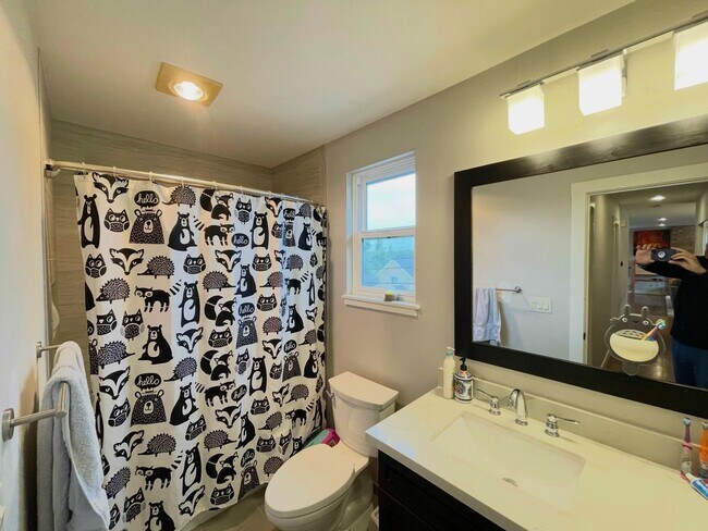 Building Photo - Spacious Corner-Lot Home 4 bed 3 bath – Green Lake, Seattle, WA