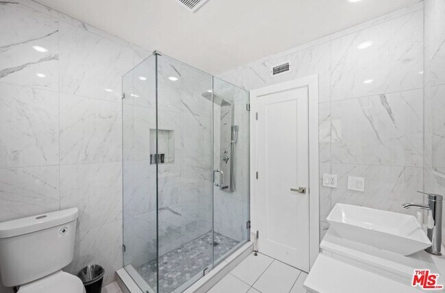 Building Photo - 2617 S Beverly Dr
