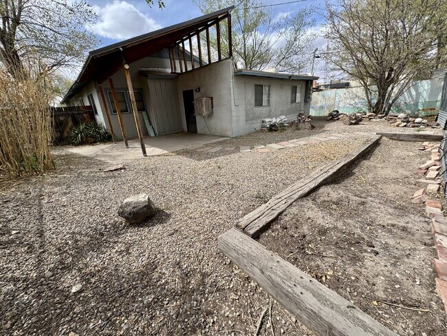 Building Photo - Location, Location, Location! Convenient t...