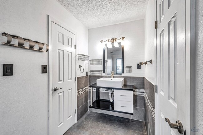 Building Photo - 412 E 89th St