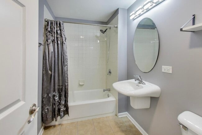 Building Photo - 3238 N Kilbourn Ave