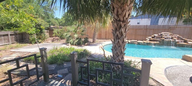 Building Photo - 11302 Meadow Lake Dr