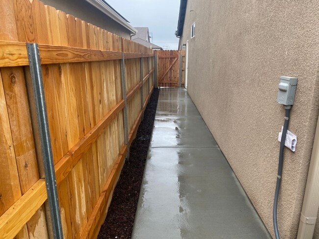 Building Photo - Newer 3 Bedroom 2 Bathroom Home in Tulare!