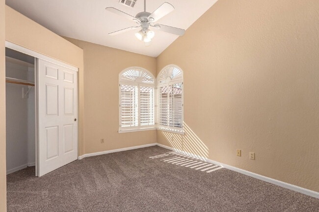 Building Photo - 4723 N Greenview Cir W