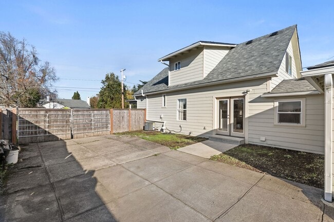 Building Photo - 8334 SE Taylor Ct
