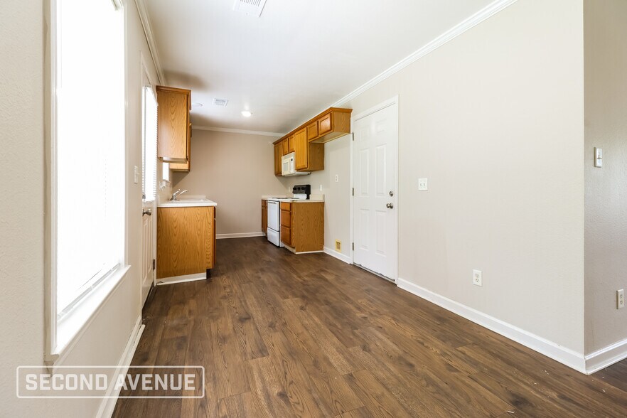 Building Photo - 110 Maplewood Dr