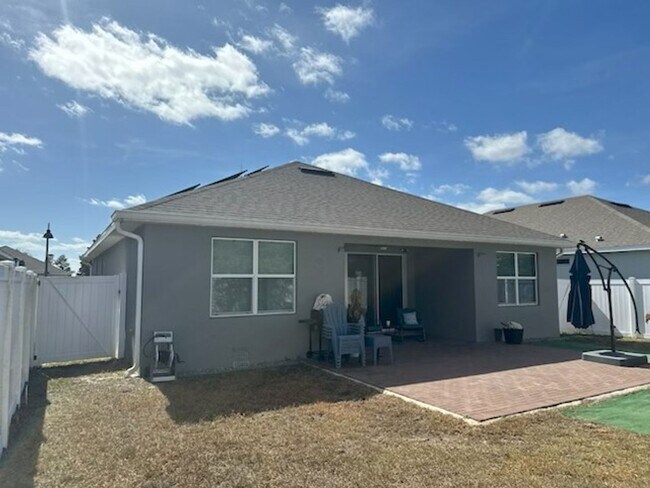 Building Photo - Welcome to this inviting 3/2 single family home located in Compass Landing