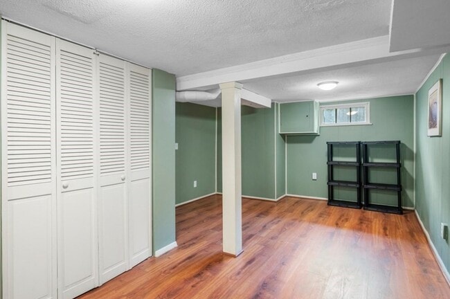 Building Photo - 24 Hereford Rd