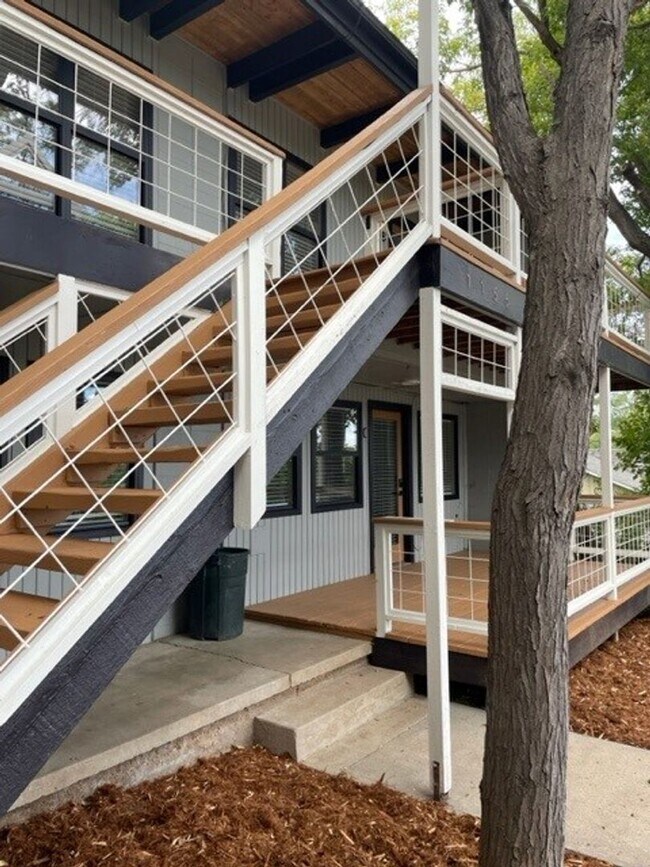 Building Photo - Beautifully Remodeled 2 bed 1 bath unit in...