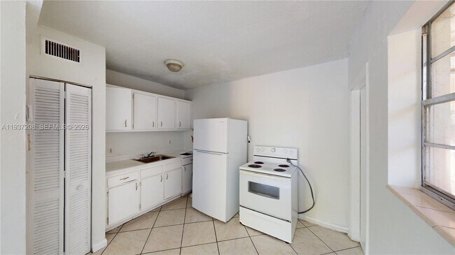 Building Photo - 1825 SW 67th Ave