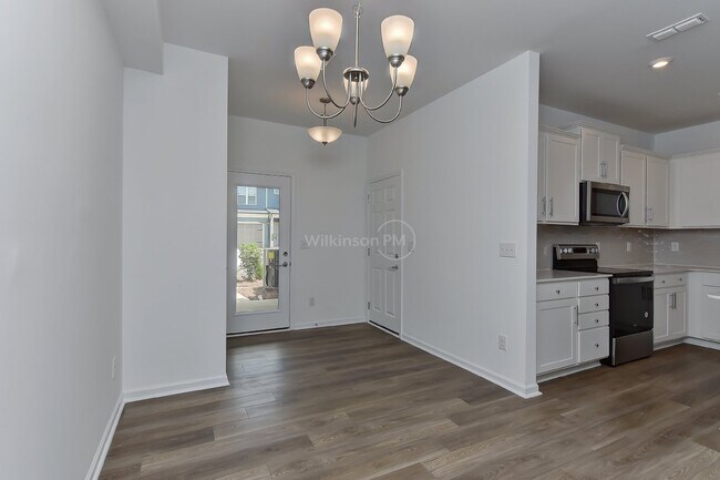Building Photo - Beautiful 3BD/2.5BTH Townhouse with Commun...