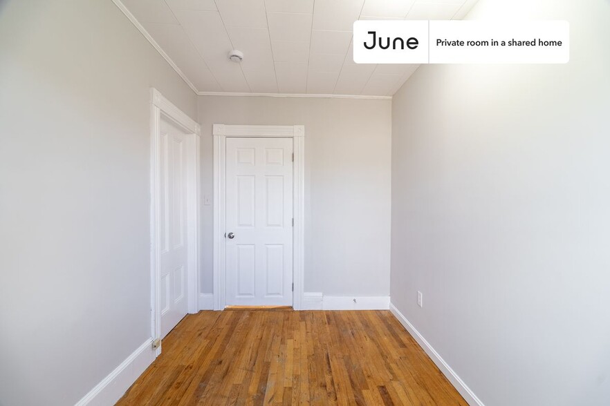 Building Photo - Private bedroom in 4 bed/1 bath Home