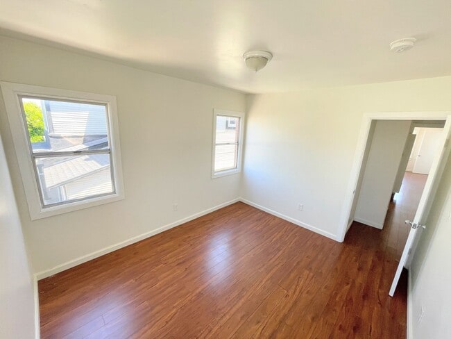 Building Photo - LARGE 2nd story 1bd/1ba unit near BMO, USC, and Downtown LA!