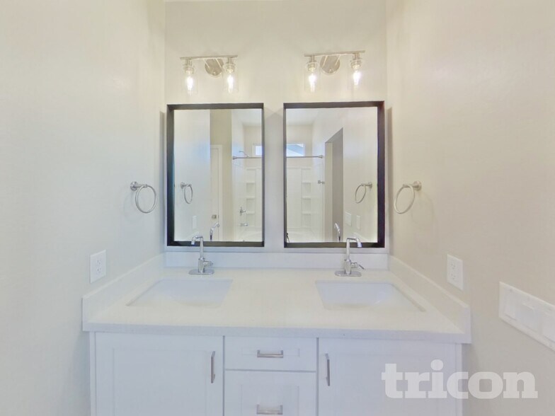 Building Photo - 1349 N Parkcrest