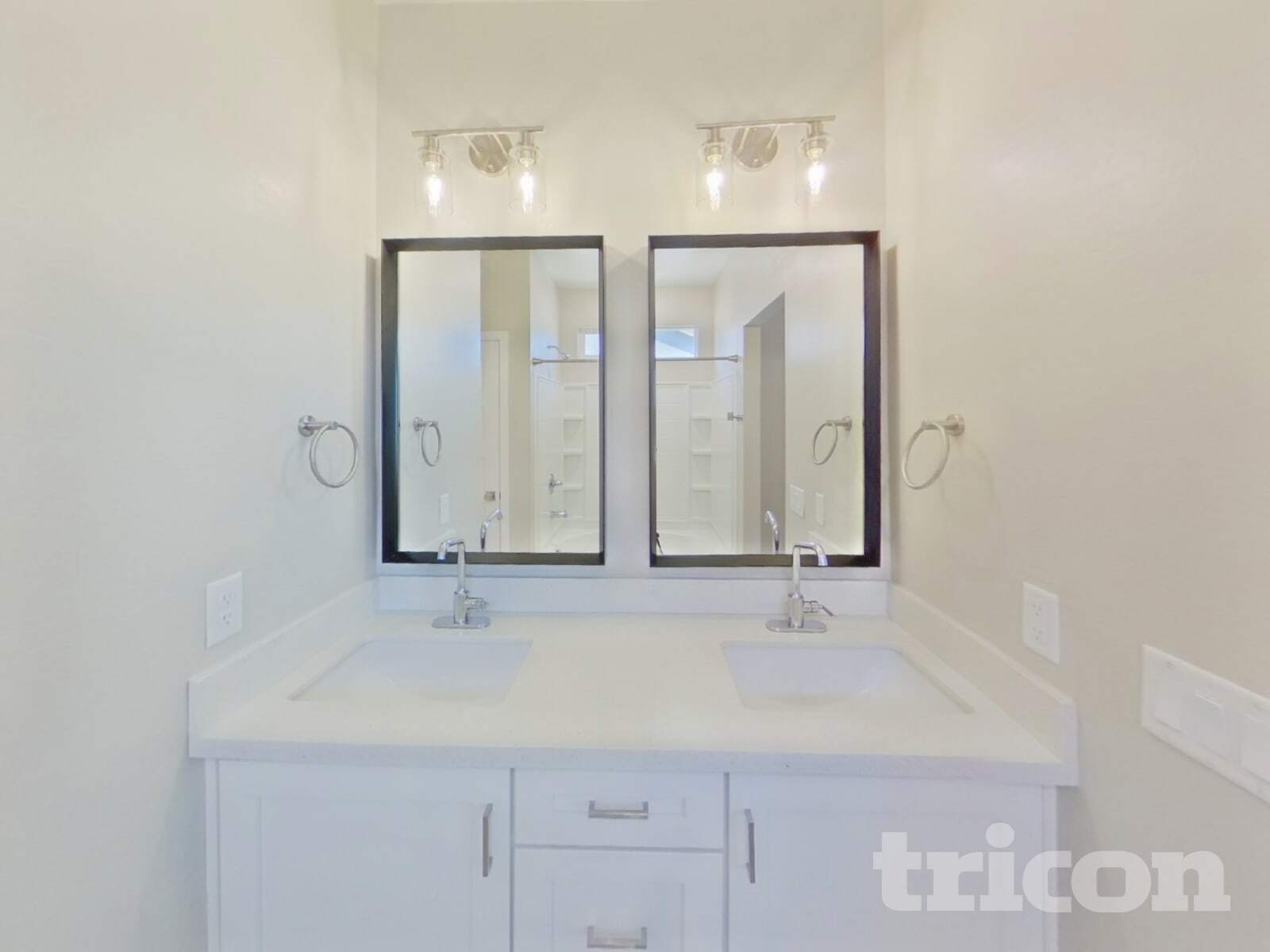 Building Photo - 1349 N Parkcrest