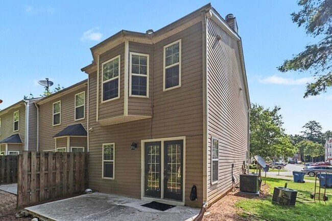 Building Photo - Exceptional 2BR/2.5BA End Unit Townhome in College Park!
