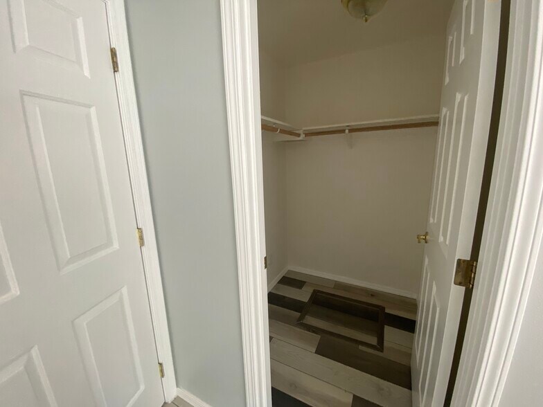 Building Photo - 1107 Niantic St