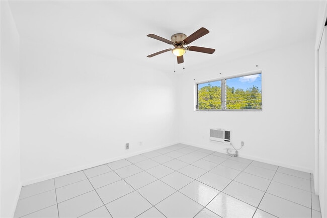 Building Photo - 2700 NE 135th St