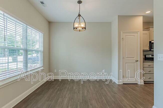 Building Photo - 830 Chartwell Dr