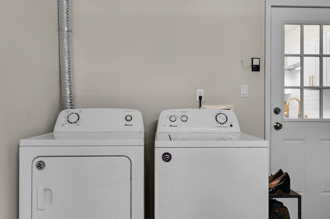 Building Photo - "Charming 2-Bed Townhouse in Fort Walton Beach"