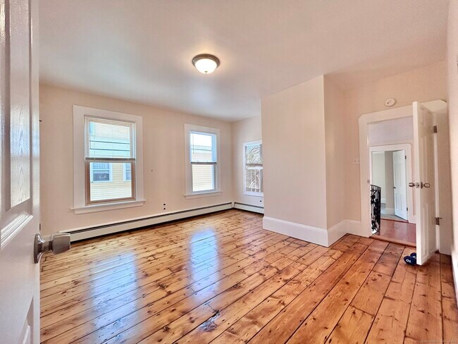 Building Photo - 32 Starr St