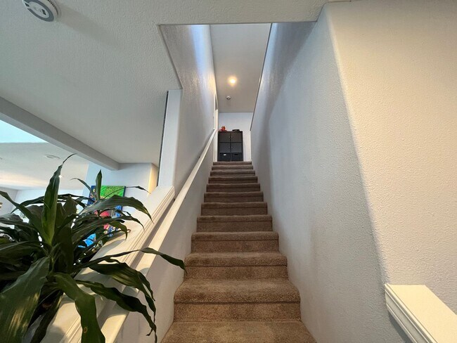 Building Photo - Lovely 2Bd + 2.5Ba in Beaverton!! Minutes Away From Nike! New Roof, Fence, Paint and Additional B...