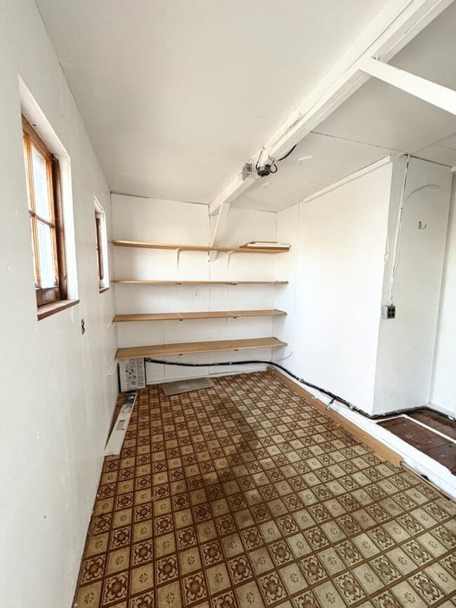 Building Photo - 3 Bedroom House With Large Yard!