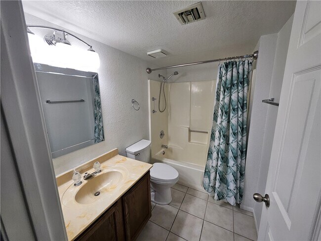 Building Photo - 1800 Club House Dr