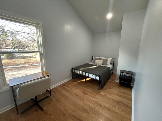 Building Photo - 900 Newcombe Rd