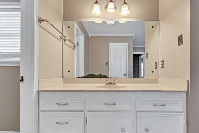 Building Photo - END OF JULY MOVE IN!!  Spacious 4 Bedroom 2 Bathroom Home with Huge Yard!