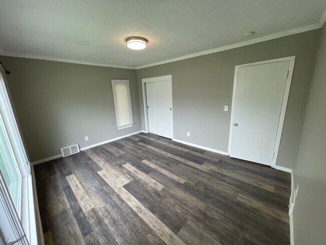 Building Photo - Spacious 3bd/2.5ba Ranch
