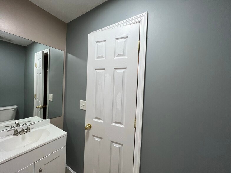 Building Photo - 112 Creekview Trl