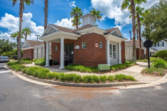 Building Photo - Adorable updated 1st floor condo