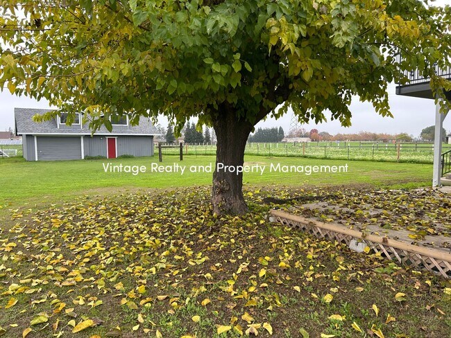 Building Photo - Available Soon!! Extra Big 5 Bedroom Country Home That You Have To See!!!