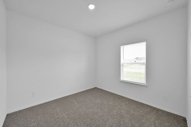 Building Photo - Never lived in 4 bed 3 bath with water views