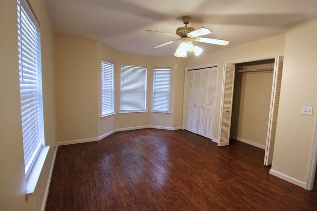 Building Photo - Spacious 3BR/2BA on 1 Acre – Fully Fenced