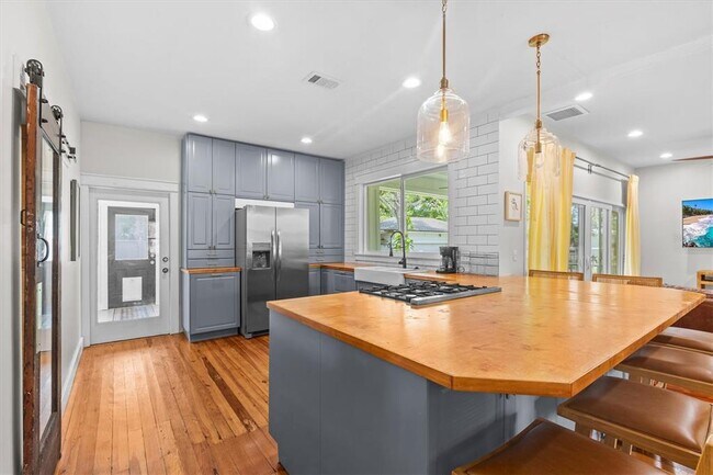 Building Photo - 309 Lebeau St