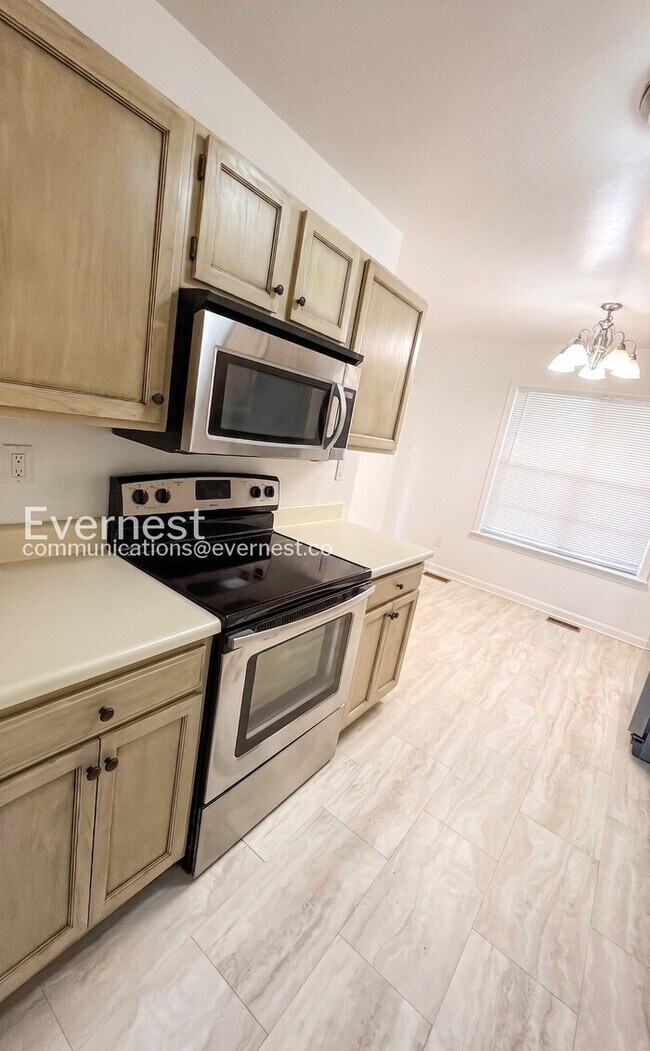 Building Photo - 3 Bed, 3.5 Bath Townhome with Modern Amenities / Available Now!
