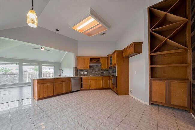 Building Photo - 311 N Esplanade Ln